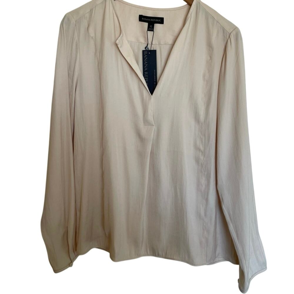 NWT Banana Republic Silky Long Sleeve V Neck Blouse in Ivory Size XS Minimalist